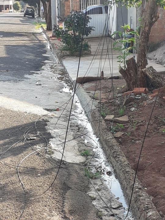 Foto 6 de 9 — Fios soltos causam preocupação com risco de acidentes em Araraquara